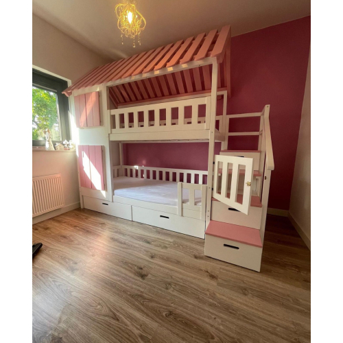 Stor våningssäng med trappa